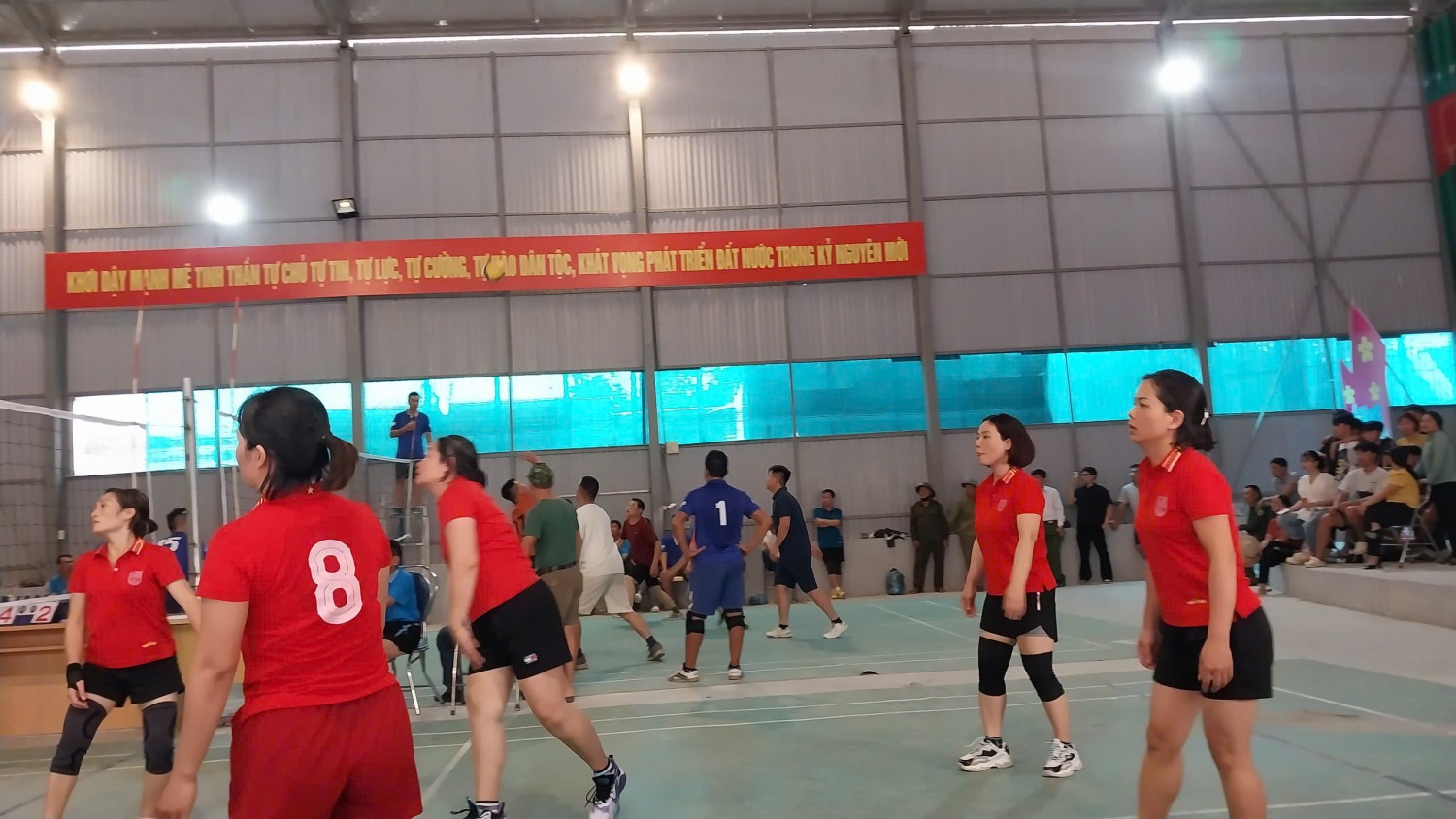 Giáo viên nữ tham gia thi đấu môn Bóng chuyền hơi